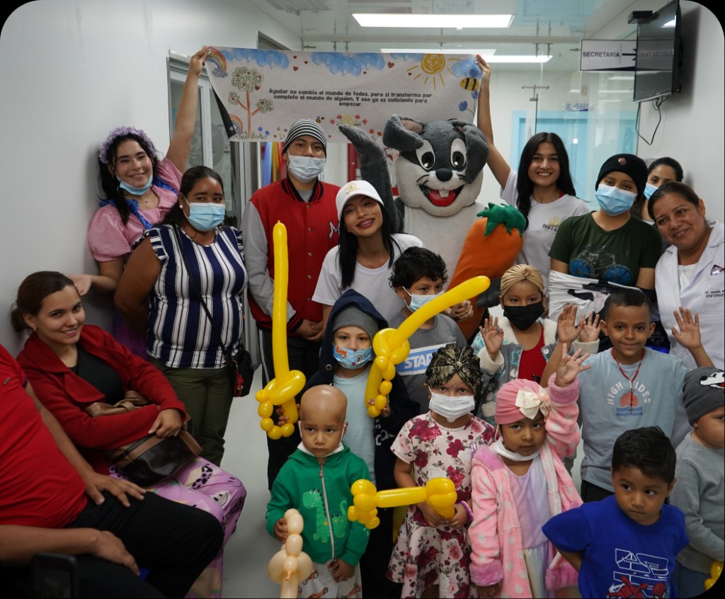 Visita a niños y familias en centro de salud con voluntarios y equipo BUNYANIX TECHNOLOGIES.